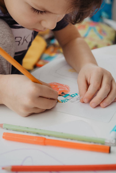 The boy draws with felt-tip pens. High quality photo - Fotografie, Obrázek