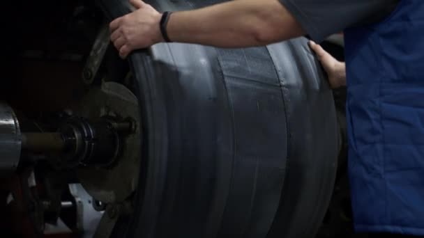 Výrobní dílna pneumatik kontroluje výrobní automatický pracovní proces - Záběry, video
