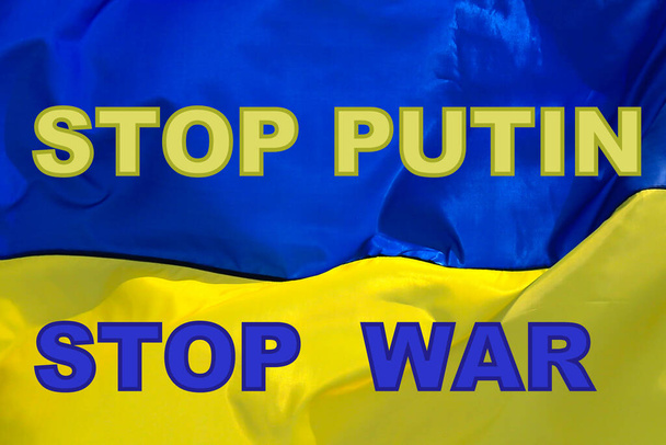 STOP PUTIN, STOP WAR - slogan sur fond de drapeau ukrainien. Drapeau jaune-bleu de l'Ukraine avec appel à mettre fin à l'agression russe contre l'Ukraine - Photo, image