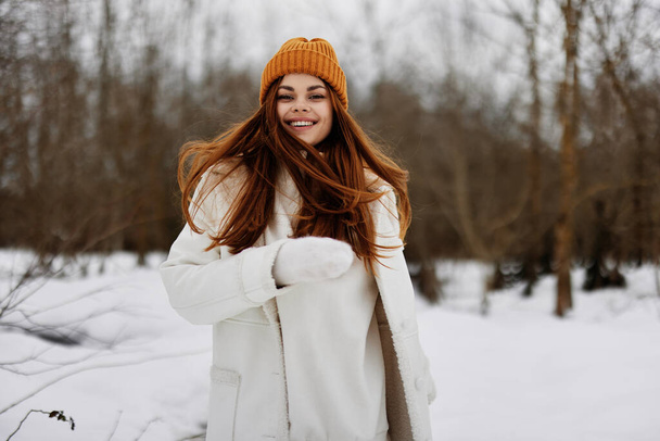 jovem mulher em roupas de inverno em um chapéu divertido paisagem de inverno Estilo de vida - Foto, Imagem