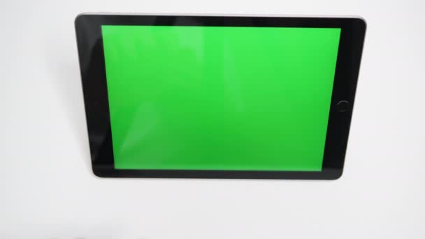 Una mano mans preme il pulsante play su un tablet con uno schermo verde. Indice dito della mano sinistra e destra inizia a guardare i video sul vostro Tablet-PC. - Filmati, video