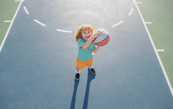 Little boy playing basketball. Child sport activity. Kids basketball school. - Foto, immagini