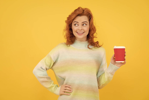 Ευτυχισμένη κοκκινομάλλα γυναίκα πίνει καφέ. Πάρε ένα ποτό. χαρούμενο κορίτσι που πίνει τσάι. - Φωτογραφία, εικόνα