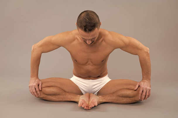 Yogi man do bound angle pose. Practicing thighs stretch. Yoga stretch. Butterfly Asana - Foto, Imagem