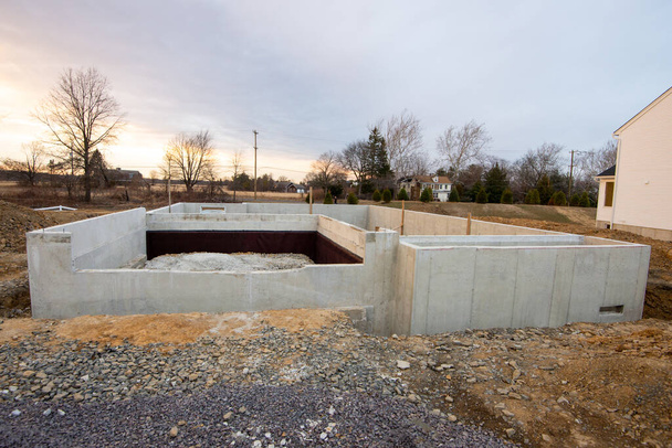 Betonowy fundament pod nowy materiał cementowy domu rezydentalny - Zdjęcie, obraz