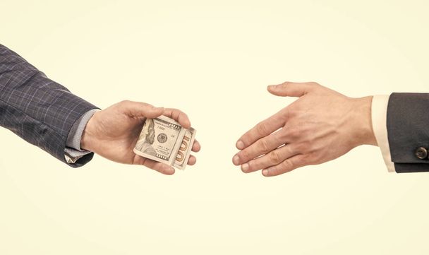 manos sosteniendo billetes de dólares. dar y recibir dinero. Día de pago. transferir dinero de mano en mano - Foto, imagen