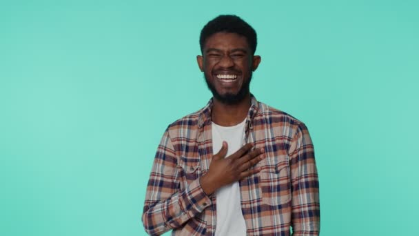 Afrikkalainen amerikkalainen mies nauraa ääneen kuultuaan naurettavaa anekdoottia, hauska vitsi, huvittuneena - Materiaali, video