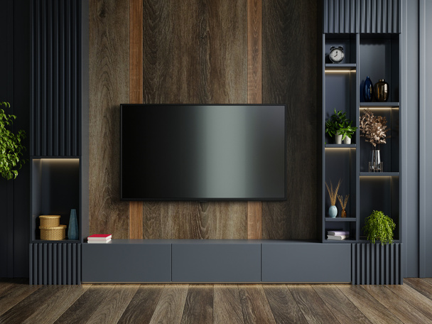 Houten muur gemonteerde tv in moderne woonkamer met decoratie op donkere muur achtergrond.3D rendering - Foto, afbeelding