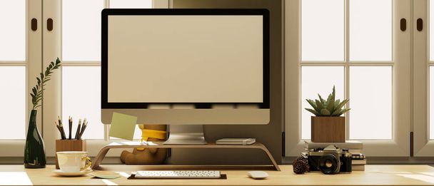 Comfortabele moderne werkplek, computer bureau in het thuiskantoor, pc computer met leeg bureaublad scherm, camera, koffiebeker, briefpapier en decor op tafel over het raam. 3d weergave, 3d illustratie - Foto, afbeelding