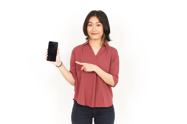 Näyttää ja esittää sovelluksia tai mainoksia tyhjällä näytöllä älypuhelin kaunis aasialainen nainen - Valokuva, kuva