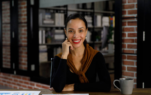 Portret zbliżenie ujęcie Afroamerykanka profesjonalny sukces kobieta bizneswoman sekretarz w casual strój stojący uśmiechnięty spojrzenie w aparacie w biurze. - Zdjęcie, obraz