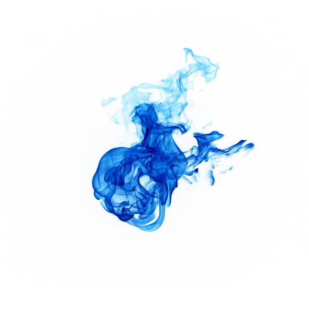 Niebieskie płomienie izolowane na białym tle - Zdjęcie, obraz