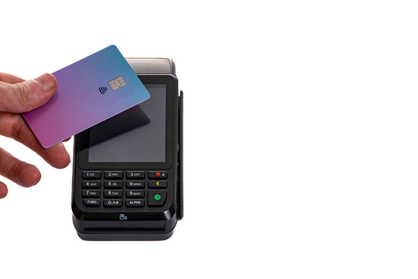 um terminal de pagamento com um cartão de plástico fixado sobre um fundo branco isolado close-up, espaço de cópia - Foto, Imagem