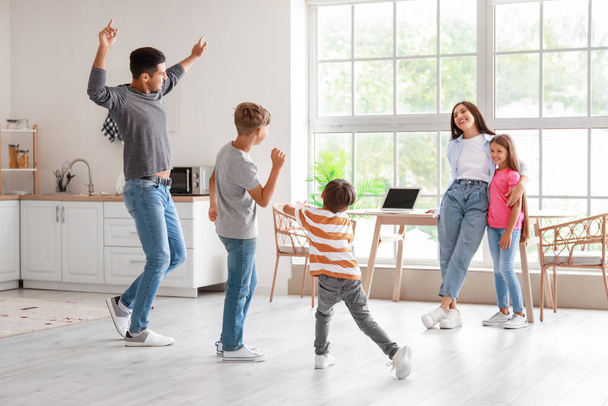 szczęśliwy rodzinny taniec w kuchni - Zdjęcie, obraz