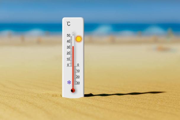 Θάλασσα ακτή σε ζεστή μέρα του καλοκαιριού. Θερμόμετρο στην άμμο δείχνει συν 34 - Φωτογραφία, εικόνα