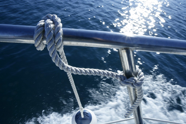 Marine fender knot around boat lee - 写真・画像