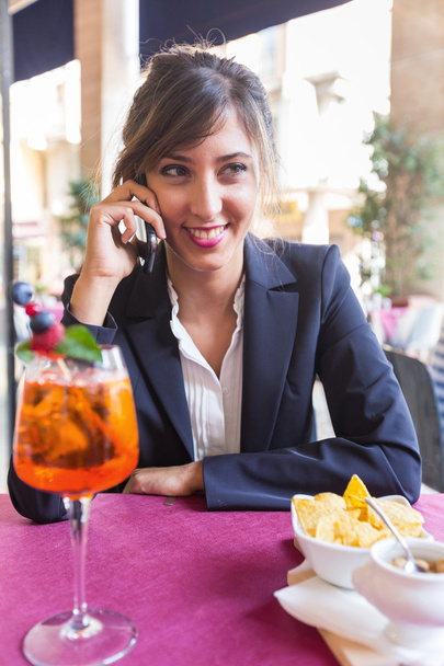 Young Businesswoman Talking on Mobile Phone during a Break - Foto, imagen