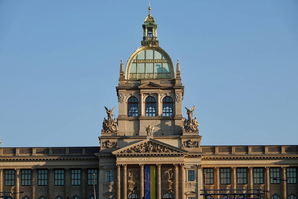 Ουκρανική σημαία στο κτίριο του Εθνικού Μουσείου στην Πράγα ως υποστήριξη προς την Ουκρανία. - Φωτογραφία, εικόνα