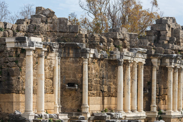 Μια παλιά κατεστραμμένη πόλη με κολώνες. Άποψη της αρχαίας πόλης στο Side, Τουρκία. - Φωτογραφία, εικόνα