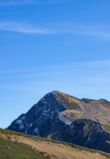 Beautiful mountain landscapes with peaks and valleys against a clear blue sky - Foto, Bild
