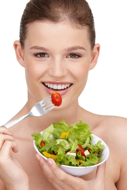 Journées de salade d'été. Une adolescente dégustant une salade saine. - Photo, image