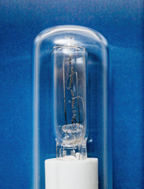 Крупним планом макрознімок пошкодженої стандартної вольфрамової вольфрамової нитки лампи
 - Фото, зображення