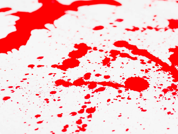 macchia rossa schizzata simile al sangue su uno sfondo bianco. Illustrazione - Foto, immagini
