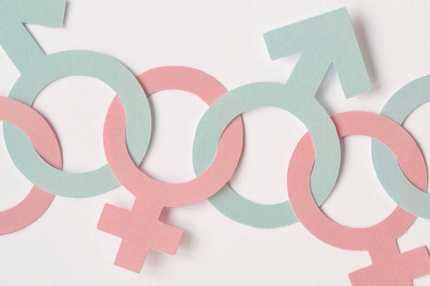 Erkek ve kadın cinsiyet sembolleri birbirine zincirlenmiş - cinsiyet ilişkileri kavramı - Fotoğraf, Görsel