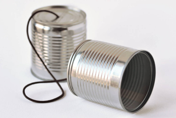 Bádogdobozok telefon fehér háttér - Kommunikációs koncepció - Fotó, kép