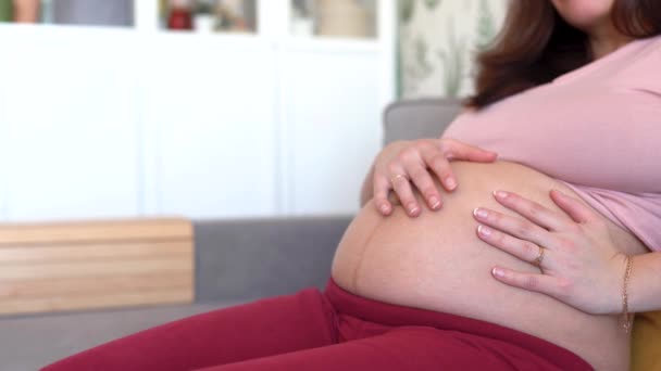  Hamile bir kadın koca karnını nazikçe okşuyor. Çocuk bekleme, hamilelik ve doğum öncesi bakım kavramı - Video, Çekim