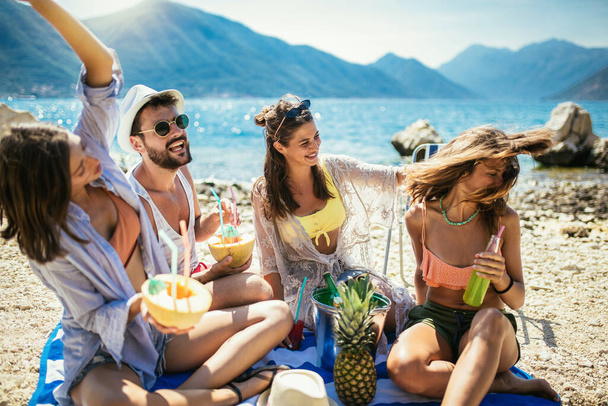 Amusez-vous bien avec des cocktails tropicaux sur la plage. Voyage et vacances d'été concept. - Photo, image