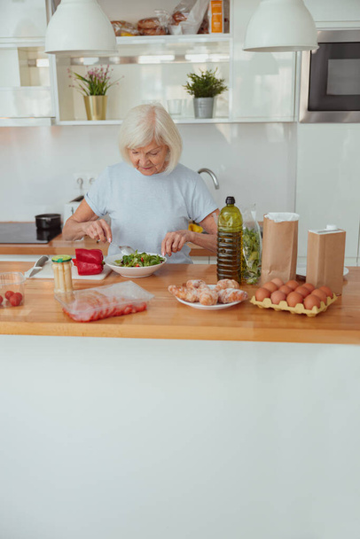Mulher idosa cozinhar na cozinha em casa - Foto, Imagem