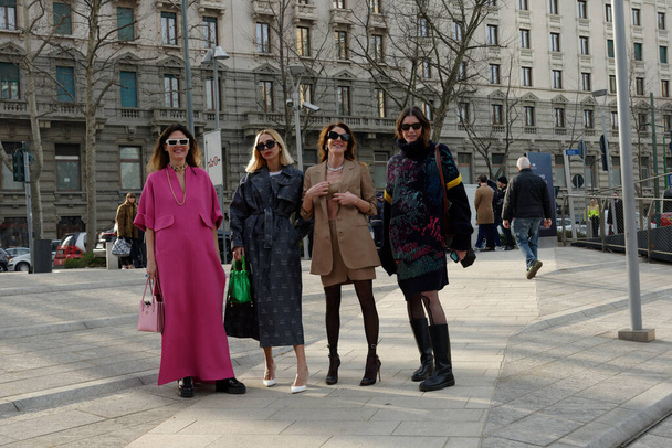 Ruas de Milão durante a semana de moda - fevereiro 2022 - Antes de Max Mara desfile de moda - Foto, Imagem