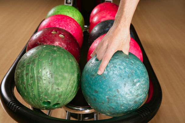 Bowling ball in player man hand - Foto, imagen
