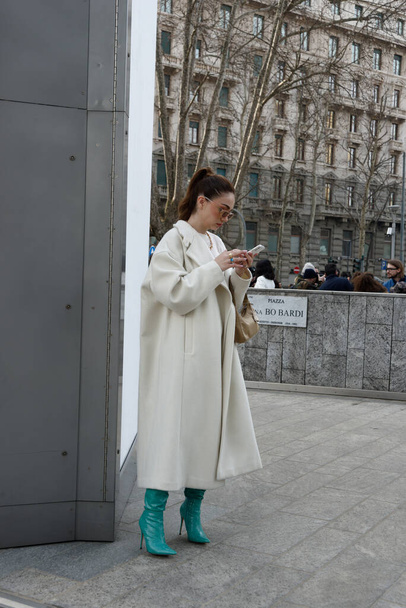 Die Straßen Mailands während der Fashion Week - Februar 2022 - Vor der Modenschau von Max Mara - Foto, Bild