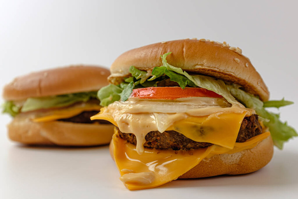 Amerikai ételkultúra. Marhahúsos és sajtos ételek. friss zöldségekkel készült élelmiszerek - Fotó, kép