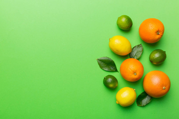 Fondo de fruta. Frutas frescas coloridas en la mesa de colores. Naranja, limón, pomelo Espacio para el texto concepto saludable. Plano, vista superior, espacio para copiar. - Foto, imagen