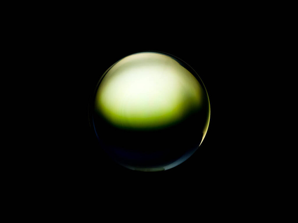 wazig beeld van een glanzende kristallen bol met abstracte wazige kleurrijke patroon. - Foto, afbeelding
