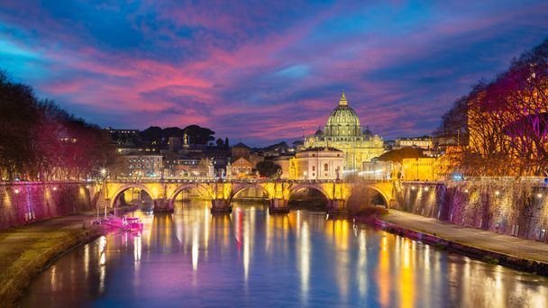 Roma, Itália. Imagem cityscape de Roma, Itália com a Ponte Santo Anjo (Ponte Sant Angelo) e a Basílica de São Pedro no crepúsculo azul hora. - Foto, Imagem