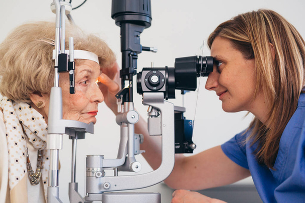 senior woman having eyesight examination. - Zdjęcie, obraz