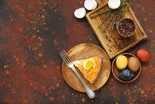 Composição com pedaço de saborosa torta de Páscoa e ingredientes no fundo grunge - Foto, Imagem