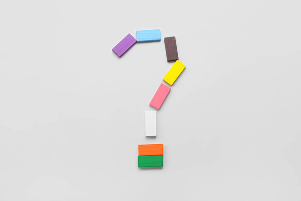 Signo de interrogación hecho de bloques de colores sobre fondo claro. Concepto de trastorno autista - Foto, Imagen