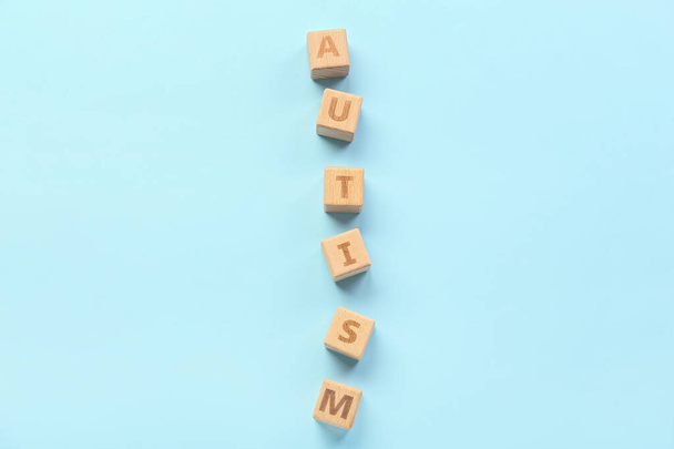 木製のキューブと単語自閉症青の背景 - 写真・画像