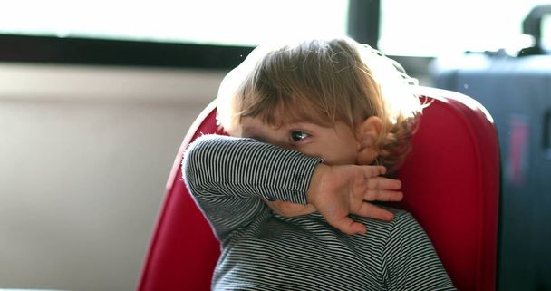 Alerjisi olan bir çocuk, eli ve kolu ile burnunu siliyor. Çocuk burnu akıyor. - Fotoğraf, Görsel