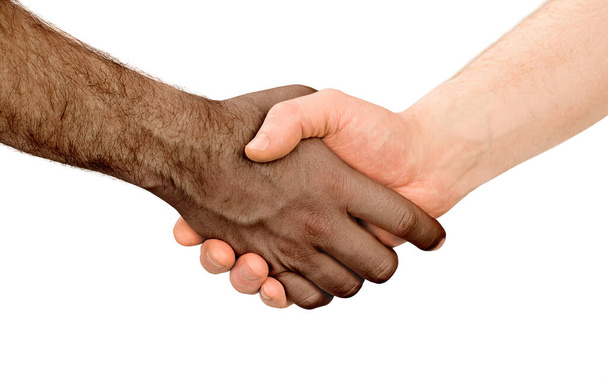 Рукопожатие белого человека и африканского американца на белом изолированном фоне - Фото, изображение