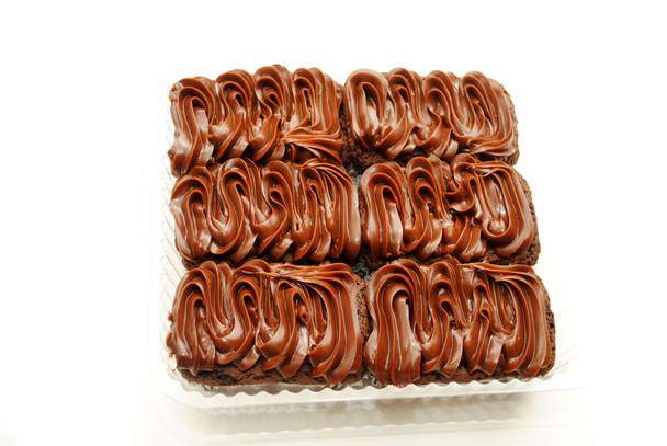 Brownies glacés au chocolat emballés isolés sur du blanc
 - Photo, image
