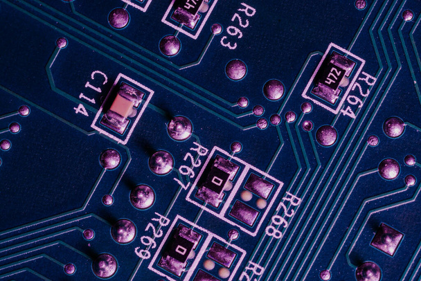 Close-up fragment of an electrical circuit desoldering on a computer motherboard - Foto, afbeelding