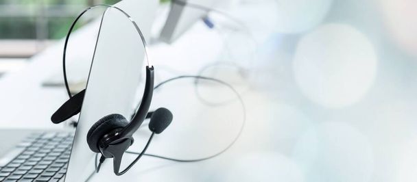 Headset und Kundendienstausrüstung im Call Center bereit für aktiven Service - Foto, Bild
