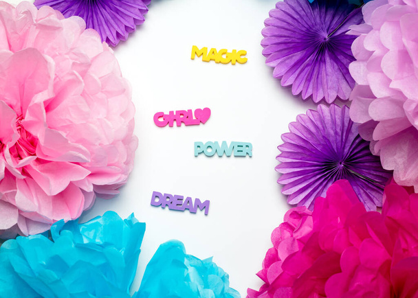 Flatlay. Renkli kağıt süsleme ve kelimeler: kız, güç, sihir, hayal. Feminizm ve Kadın Günü kavramı. - Fotoğraf, Görsel