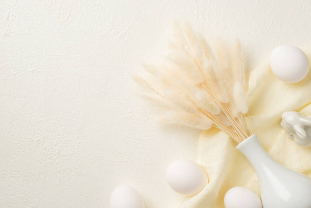 Widok z góry zdjęcie dekoracji wielkanocnych biały wazon z bandą laguru kwiaty ceramiczny królik biały pisanki i tekstylia na odizolowanym białym tle z pustą przestrzenią - Zdjęcie, obraz